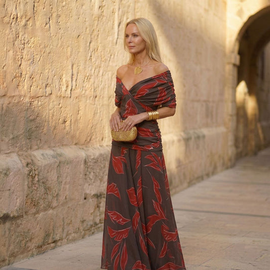 נורית | שמלה אדומה בהדפס עלים