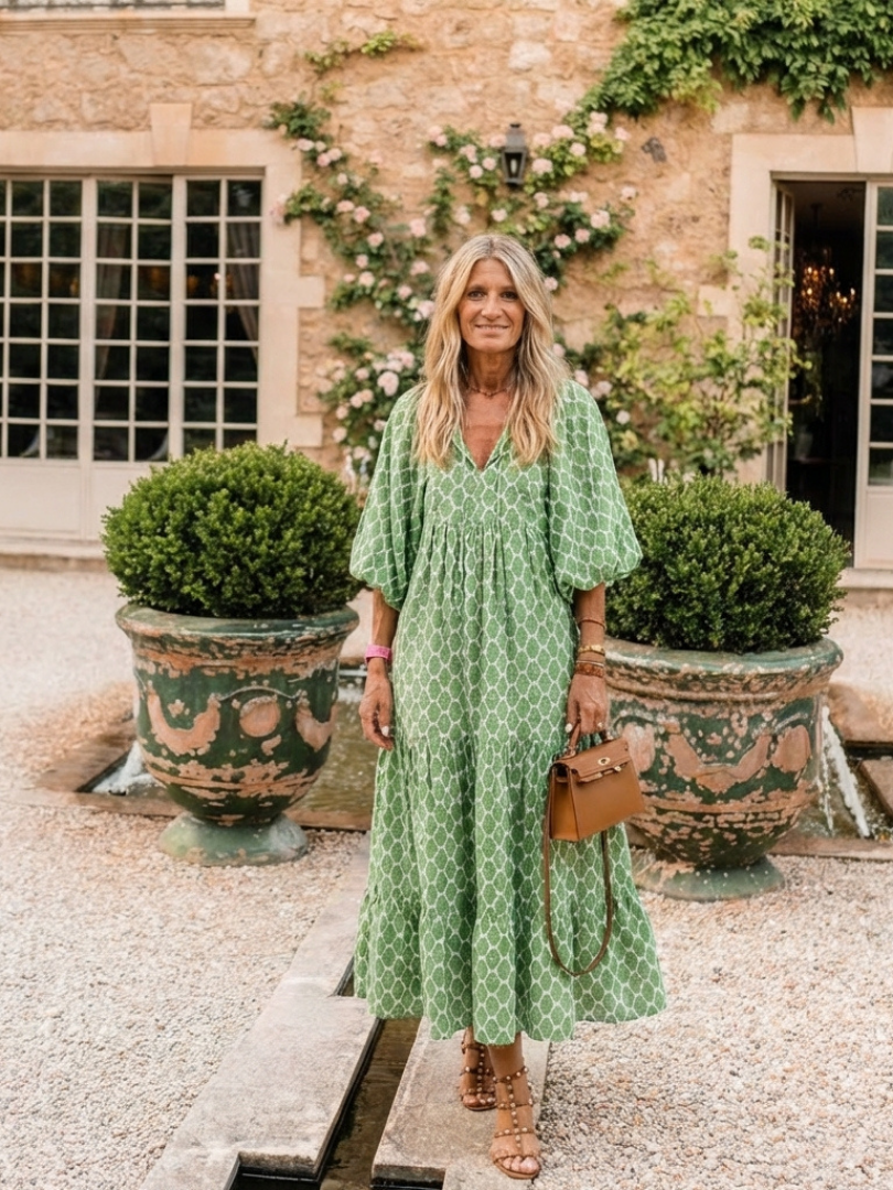 הילה | שמלת מידי עם מחשוף V ושרוולי שלושת רבעי