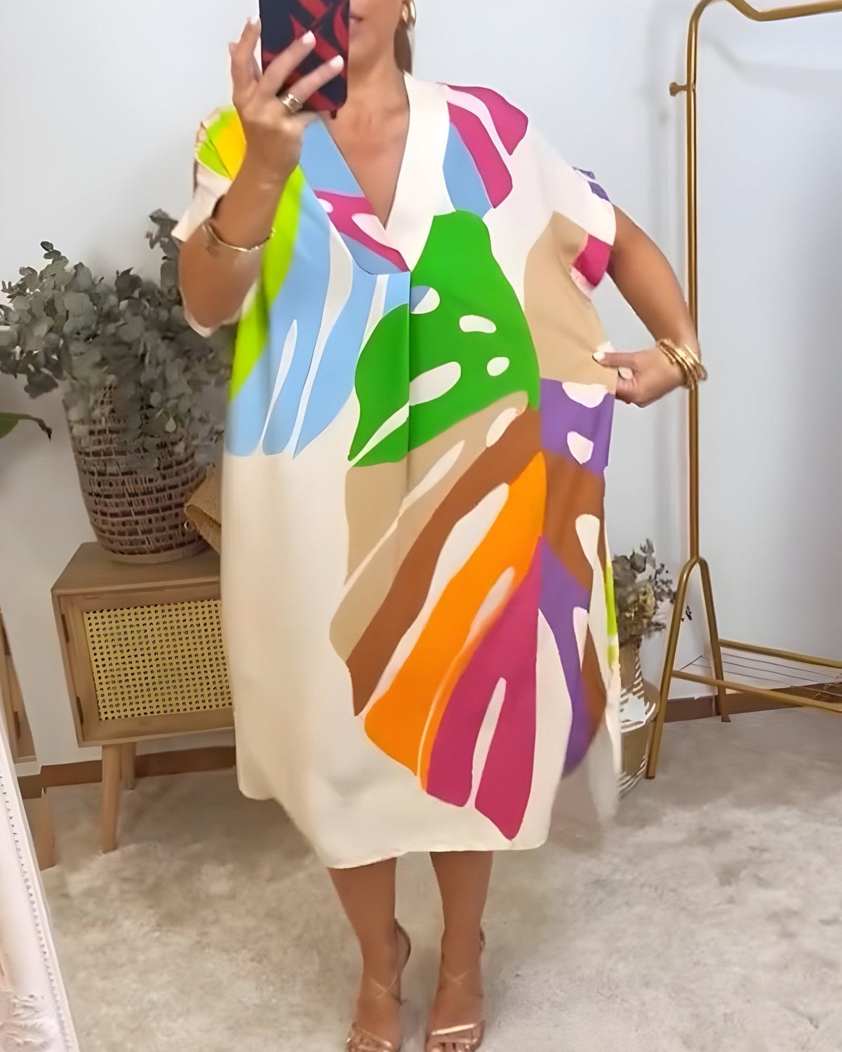 יולי | שמלת קיץ מידי אבסטרקטית עם צווארון V